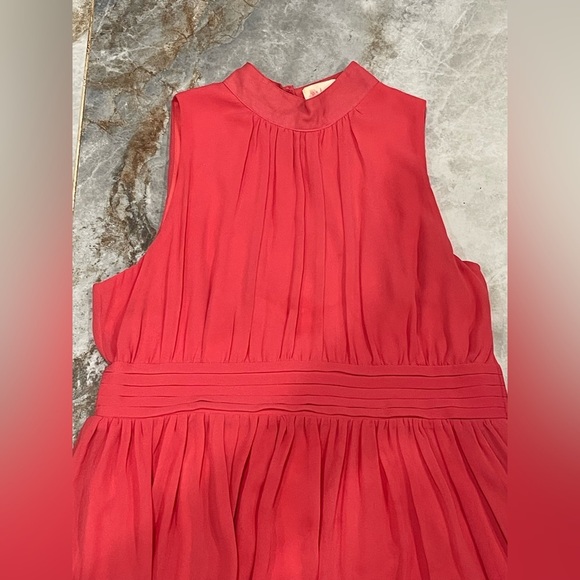 Elegant Red Sleeveless Dress - Picture 5 of 10